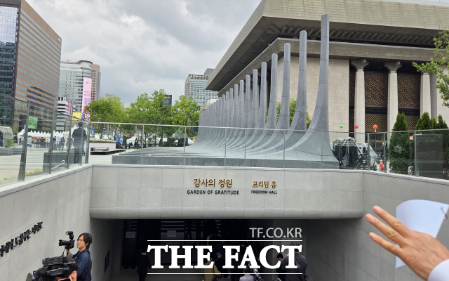'감사의 정원'은 지상부 상징조형물 '감사의 빛 23'과 지하 미디어 체험 공간 '프리덤 홀'로 구성됐다. /정소양 기자