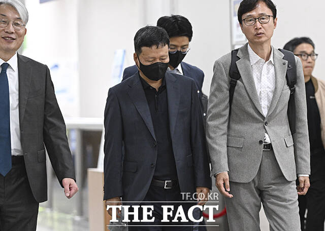 구영배 큐텐그룹 대표가 12일 오전 서울 서초구 서울중앙지방법원에서 열린 티몬·위메프 미정산 사태 관련 공판에 출석하고 있다. /박헌우 기자