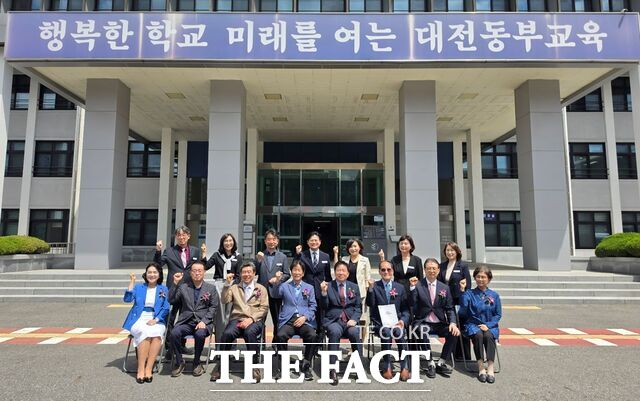 대전동부교육지원청의 역대 교육장 초청 간담회 참석 교육장들이 기념 촬영을 하고 있다. /대전시교육청