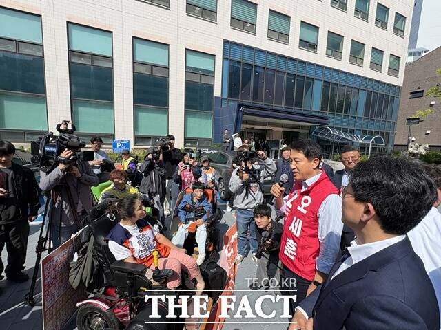 오세훈 국민의힘 서울시장 후보가 12일 전장연에게 