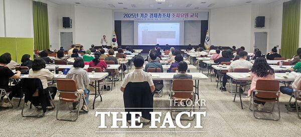 대전 대덕구가 '2025년 기준 경제총조사'의 원활한 추진을 위한 조사요원 교육을 11~12일 이틀간 실시했다. 사진은 대덕구 경제총조사 조사요원들이 12일 실무 교육을 받고 있는 모습. /대덕구