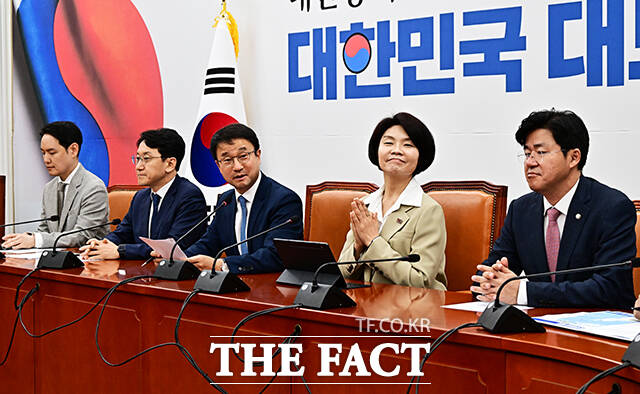 한병도 더불어민주당 원내대표(가운데)가 12일 오전 서울 여의도 국회에서 열린 원내대책회의에 참석해 모두발언을 하고 있다. /국회=배정한 기자