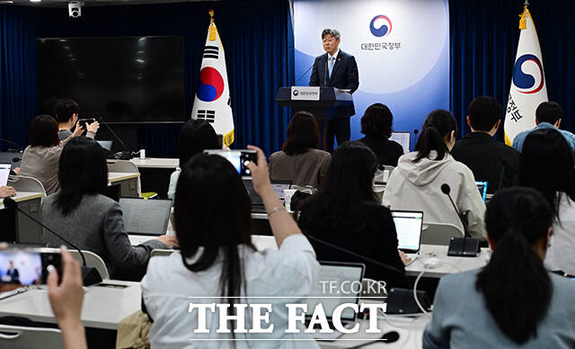김이탁 국토교통부 1차관이 12일 오전 서울 종로구 정부서울청사에서 토지거래허가구역 실거주 의무 유예와 관련해 백브리핑을 하고 있다. /임영무 기자
