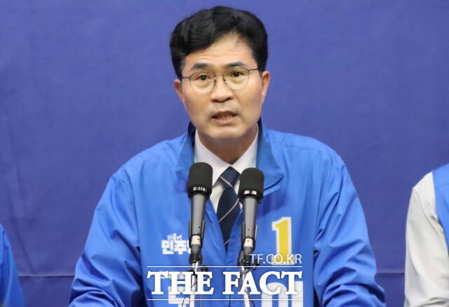 6일 전주시 완산구 효자동3가 전북도의회 브리핑룸에서 이원택 전북도지사 후보 등 더불어민주당 전북 지역 단체장 예비후보들이 동학농민혁명 정신을 미래 성장 동력으로 육성하는 등의 비전을 밝히고 있다. /이원택 선거캠프