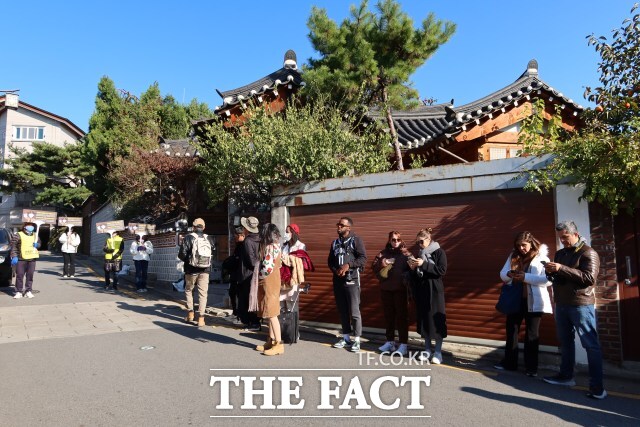 서울시가 한옥 '생태면적률' 제도를 개선한다. 사진은 서울 종로구 북촌 한옥마을에 외국인 관광객이 있는 모습이다. /더팩트DB