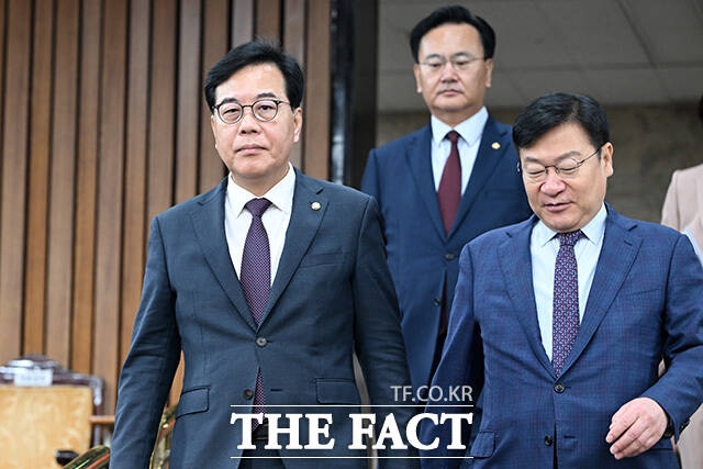 원내대책회의에서 발언하는 송 원내대표.