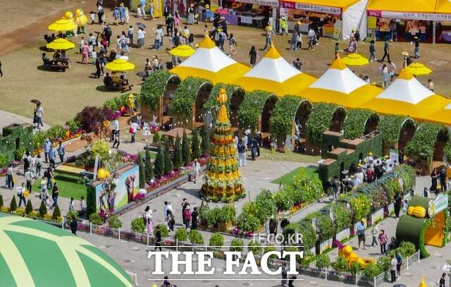2026 성주참외&생명문화축제가 오는 14일부터 17일까지 나흘간 성밖숲 일원에서 화려한 막을 올린다. 사진은 지난해 성주참외&생명문화축제 행사장. /성주군