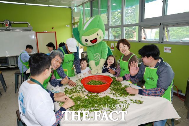 보성군이 국가중요농업유산인 '전통차' 체험관광을 지원한다. 참가자들이 차 만들기 체험을 하고 있다. /보성군