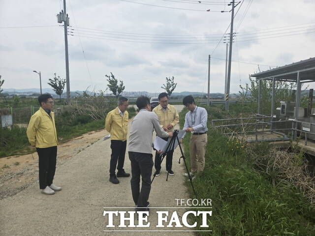 김범수 아산시장 권한대행이 와천 지방하천 복구사업 현장을 점검하고 있다. /아산시