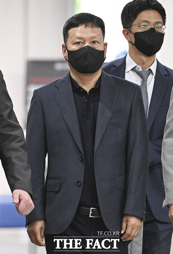 구영배 큐텐그룹 대표가 12일 오전 서울 서초구 서울중앙지방법원에서 열린 티몬·위메프 미정산 사태 관련 공판에 출석하고 있다. /박헌우 기자