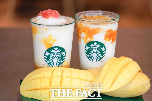 5월 중순부터 초여름 날씨가 이어질 것으로 예상됨에 따라 카페와 식품 업계가 여름 상품 출시를 서두르며 본격적인 시장 선점에 나섰다. 사진은 스타벅스의 여름 시즌음료 '자몽 망고 코코 프라푸치노'. /스타벅스 코리아