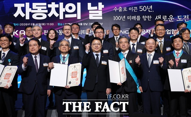 문신학(앞줄 가운데) 산업통상부 1차관이 12일 서울 서초구 JW메리어트호텔에서 열린 제23회 자동차의 날 기념식에서 금탑산업훈장을 수여받은 장재훈 현대자동차그룹 부회장을 비롯한 수상자들과 기념촬영을 하고 있다. /뉴시스