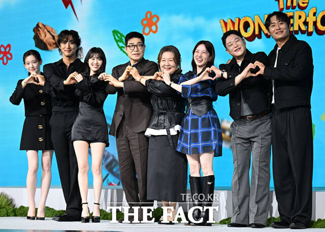 배우 최윤지와 배나라, 정이서, 손현주, 김해숙, 박은빈, 임성재, 최대훈(왼쪽부터)이 12일 서울 종로구 JW 메리어트 동대문 스퀘어에서 열린 넷플릭스 새 시리즈 '원더풀스' 제작발표회에 참석해 포즈를 취하고 있다. /이새롬 기자