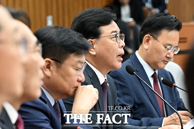 원내대책회의에서 발언하는 송 원내대표.