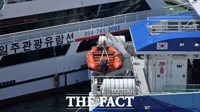 독도 여객선 B호와 섬 일주 유람선 A호가 충돌하고 있다. /독자 제공
