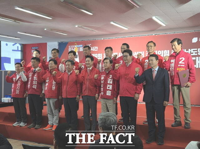 12일 충남 천안시 김태흠 충남지사 후보 선거사무소에서 열린 제9회 전국동시지방선거 충남도당 당직자 회의 및 필승결의대회에서 참가자들이 필승을 다짐하고 있다. /정효기 기자