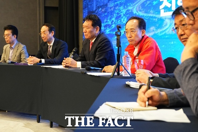 추경호 국민의힘 대구시장 후보와 대구 관광업계 종사자 및 전문가들이 12일 그랜드호텔에서 열린 토론회에서 참석자의 발언을 듣고 있다. /추경호 선거 캠프