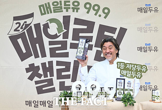 매일유업 앰버서더 셰프 에드워드 리가 12일 오전 서울 종로구 동아일보 앞에서 열린 '매일두유 런칭 10주년 및 매일두유 99.9 서리태 출시 기념 행사'에 참석해 제품을 선보이고 있다. /박헌우 기자