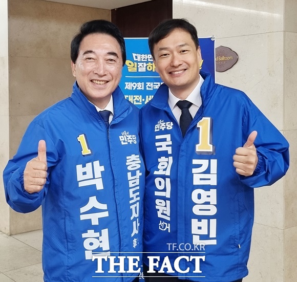 김영빈 민주당 공주·부여·청양 국회의원 보궐선거 후보(오른쪽)가 12일 민주당 충청권 공천자대회에 참석해 박수현 충남도지사 후보와 필승을 다짐하고 있다. /깅영빈 캠프
