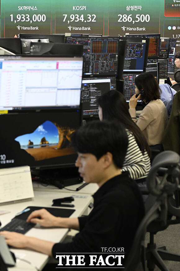 딜러가 거래를 하고 있다.