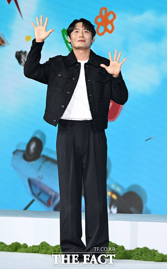 유인식 감독(왼쪽)과 배우 박은빈이 12일 서울 종로구 JW 메리어트 동대문 스퀘어에서 열린 넷플릭스 새 시리즈 '원더풀스' 제작발표회에 참석해 포즈를 취하고 있다.
