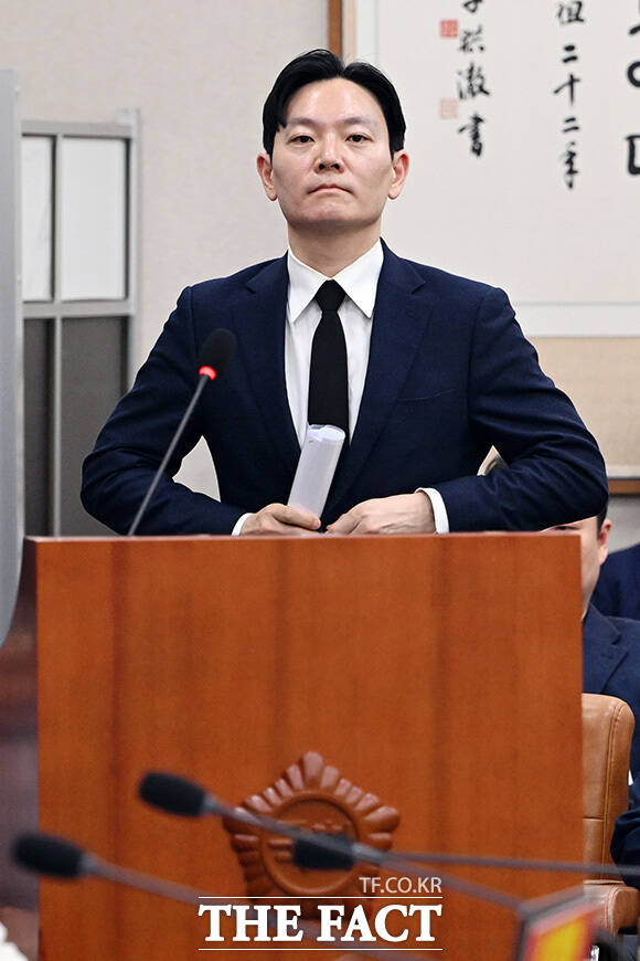 '쌍방울 대북 송금' 의혹 사건의 수사 담당자인 박상용 인천지검 부부장검사가 지난달 14일 오전 서울 여의도 국회에서 열린 윤석열 정권 정치검찰 조작기소 의혹사건 진상규명 국정조사 특별위원회 전체회의에서 증인 선서 거부 후 사유를 밝히고 있다./남윤호 기자