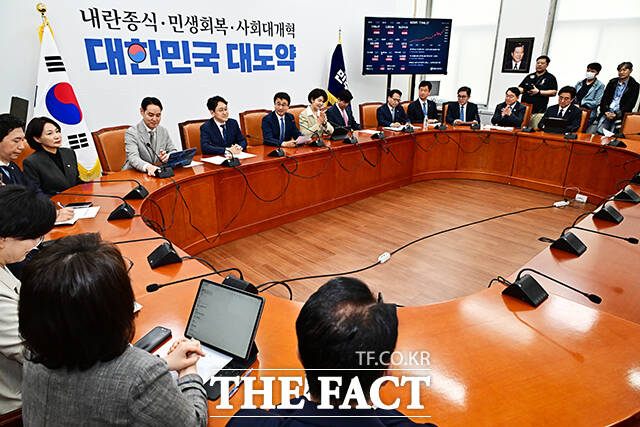 한병도 더불어민주당 원내대표(가운데)가 12일 오전 서울 여의도 국회에서 열린 원내대책회의에 참석해 모두발언을 하고 있다. /국회=배정한 기자