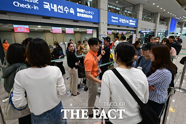 인천국제공항 1여객터미널 동편 1층에 마련된 제주행 국내선 카운터에서 승객들이 탑승수속을 하는 모습.