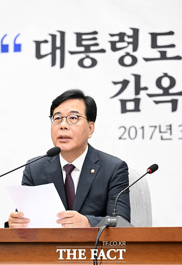 원내대책회의에서 발언하는 송 원내대표.
