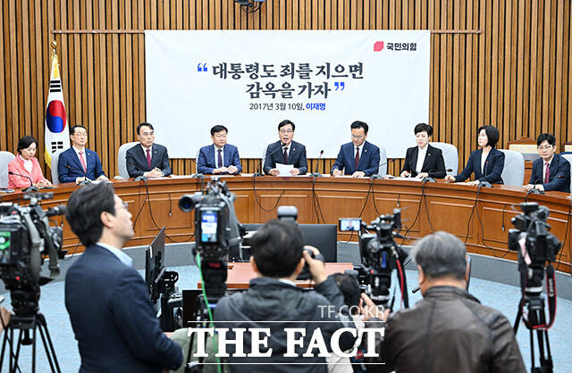 원내대책회의에서 발언하는 송 원내대표.