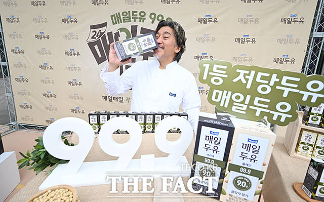 매일유업 앰버서더 셰프 에드워드 리가 12일 오전 서울 종로구 동아일보 앞에서 열린 '매일두유 런칭 10주년 및 매일두유 99.9 서리태 출시 기념 행사'에 참석해 제품을 선보이고 있다. /박헌우 기자