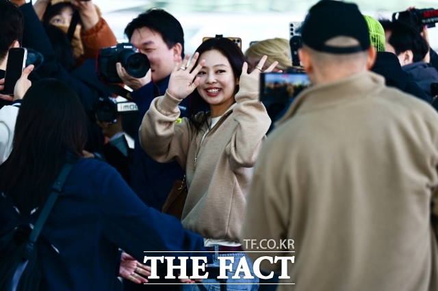 제니가 '미국 빌보드 핫100 톱10 진입', '1인 기획사 240억 원 정산'으로 글로벌 존재감을 보여주고 있다. 사진은 제니가 지난 3월 인천국제공항에서 프랑스 파리로 출국하며 취재진에게 인사하고 있다. /더팩트 DB