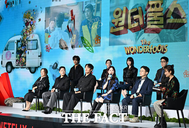 유인식 감독(왼쪽)과 배우 박은빈이 12일 서울 종로구 JW 메리어트 동대문 스퀘어에서 열린 넷플릭스 새 시리즈 '원더풀스' 제작발표회에 참석해 포즈를 취하고 있다.