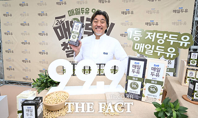 매일유업 앰버서더 셰프 에드워드 리가 12일 오전 서울 종로구 동아일보 앞에서 열린 '매일두유 런칭 10주년 및 매일두유 99.9 서리태 출시 기념 행사'에 참석해 제품을 선보이고 있다. /박헌우 기자