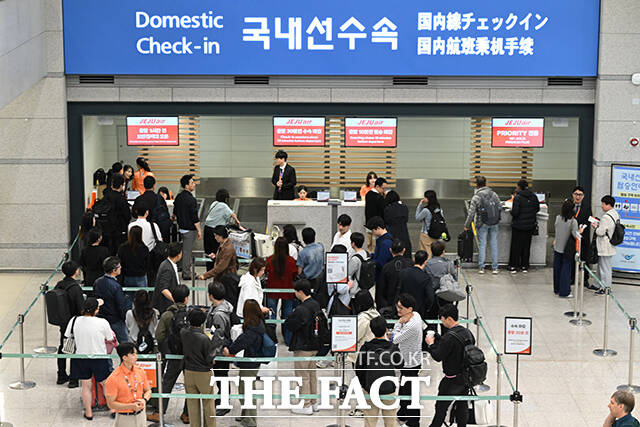 인천국제공항 1여객터미널 동편 1층에 마련된 제주행 국내선 카운터에서 승객들이 탑승수속을 하는 모습.