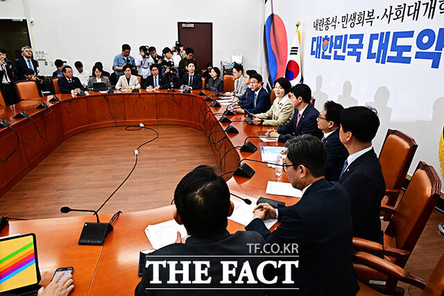 한병도 더불어민주당 원내대표(가운데)가 12일 오전 서울 여의도 국회에서 열린 원내대책회의에 참석해 모두발언을 하고 있다. /국회=배정한 기자