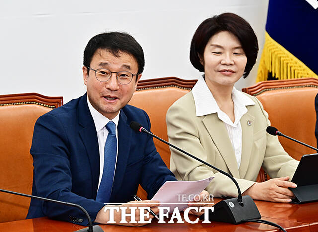 한병도 더불어민주당 원내대표(가운데)가 12일 오전 서울 여의도 국회에서 열린 원내대책회의에 참석해 모두발언을 하고 있다. /국회=배정한 기자