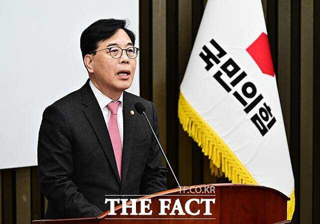 송언석 국민의힘 원내대표가 12일 대구 수성구 경북도당에서 열린 경북선거대책위원회 발대식에서 정원오 민주당 서울시장 후보의 31년 전 경찰관 폭행 사건을 고리로 이재명 대통령을 지적했다. 사진은 기사 내용과 직접적인 관련이 없음. /배정한 기자