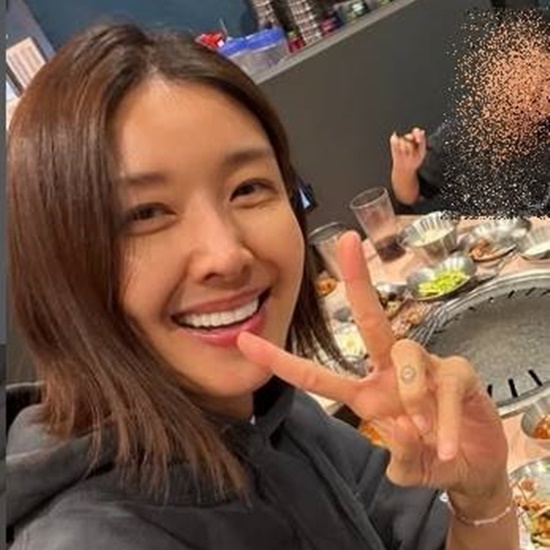 배우 김빈우의 새벽 라이브 방송 논란에 누리꾼들은 