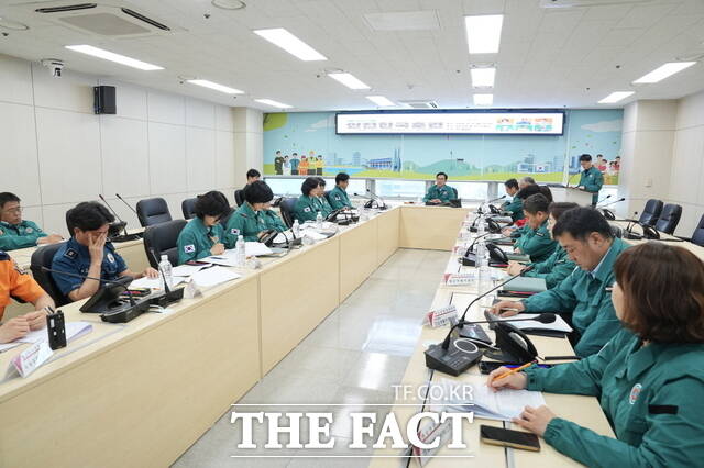 김석필 천안시장 권한대행이 12일 시청 재난안전상황실에서 열린 '2026 재난 대응 안전한국훈련' 토론 훈련에 참석해 유관 기관별 재난 상황 협력 방안을 논의하고 있다. /천안시