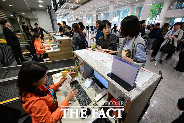 인천국제공항 1여객터미널 동편 1층에 마련된 제주행 국내선 카운터에서 승객들이 탑승수속을 하는 모습.