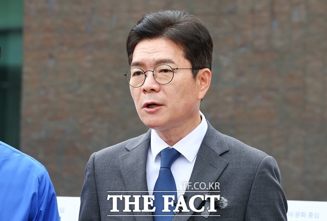 정원오 더불어민주당 서울시장 후보가 12일 오전 서울 동대문구 청량리역 광장에서 '서울 공간 대전환' G2 공약을 발표한 뒤 '감사의 정원' 준공식을 두고 