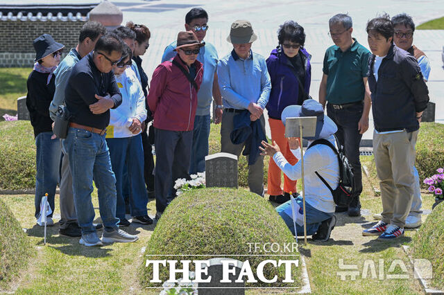 제46주기 5·18민주화운동 기념일을 맞아 12일 광주 북구 운정동 국립5·18민주묘지에 참배객들의 발길이 이어지고 있다. /뉴시스
