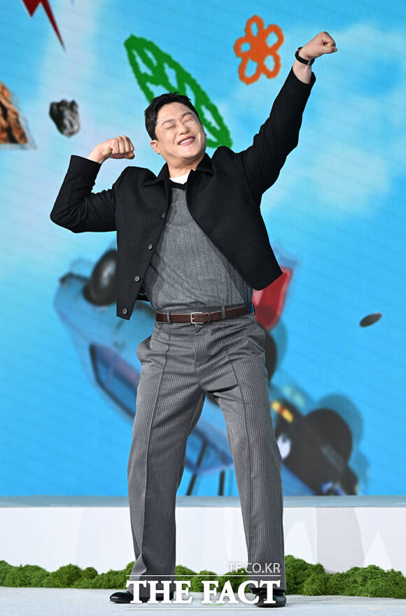 유인식 감독(왼쪽)과 배우 박은빈이 12일 서울 종로구 JW 메리어트 동대문 스퀘어에서 열린 넷플릭스 새 시리즈 '원더풀스' 제작발표회에 참석해 포즈를 취하고 있다.
