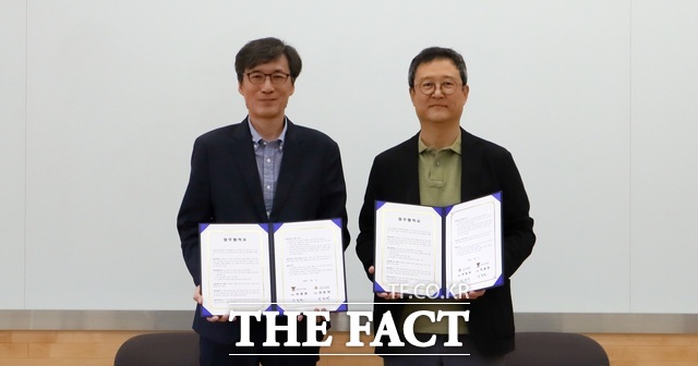 정동락 대가야박물관장(왼쪽)과 박충환 경북대학교 박물관장(오른쪽)은 11일 문화체육관광부와 한국박물관협회가 주관하는 '2026 K-뮤지엄 지역 순회 전시 및 투어 지원 사업' 추진을 위한 업무협약(MOU)을 체결했다. /고령군