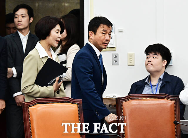 한병도 더불어민주당 원내대표(가운데)가 12일 오전 서울 여의도 국회에서 열린 원내대책회의에 참석해 모두발언을 하고 있다. /국회=배정한 기자
