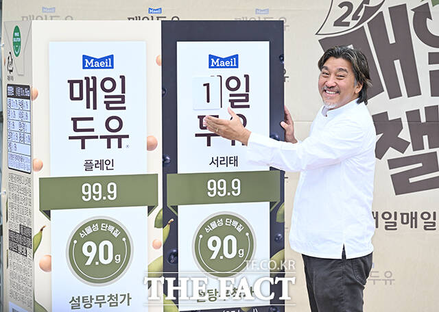 매일유업 앰버서더 셰프 에드워드 리가 12일 오전 서울 종로구 동아일보 앞에서 열린 '매일두유 런칭 10주년 및 매일두유 99.9 서리태 출시 기념 행사'에 참석해 제품을 선보이고 있다. /박헌우 기자