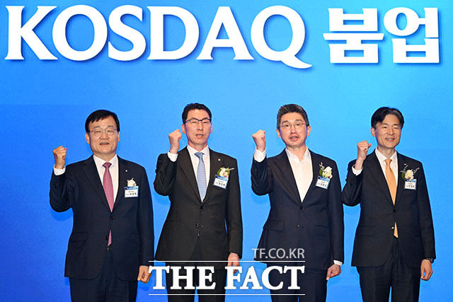 서정학 IBK투자증권 대표이사와 장민영 IBK 기업은행장, 안창국 금융위원회 상임위원, 민경욱 한국거래소 부이사장(왼쪽부터)이 12일 오전 서울 영등포구 여의도 콘래드 호텔에서 열린 ‘IBK-코스닥 붐업 데이’ 행사에서 기념 촬영을 하고 있다. /서예원 기자