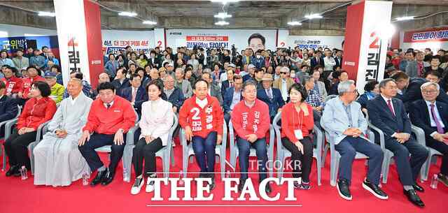 이날 개소식에는 추경호 국민의힘 대구시장 후보, 이인선 국민의힘 대구시당위원장, 강대식 국회의원(대구 동구·군위군갑)을 비롯해 지역 원로, 대한노인회 관계자, 국민의힘 시·군의원 후보, 선거대책위원회 관계자와 지지자들이 대거 참석해 행사장 안팎을 가득 메웠다. /김진열 후보 선거캠프