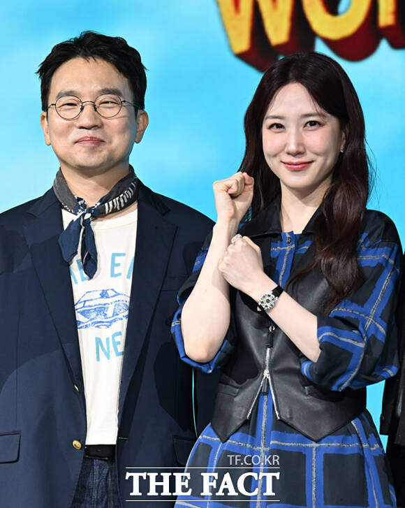 유인식 감독(왼쪽)과 배우 박은빈이 12일 서울 종로구 JW 메리어트 동대문 스퀘어에서 열린 넷플릭스 새 시리즈 '원더풀스' 제작발표회에 참석해 포즈를 취하고 있다.